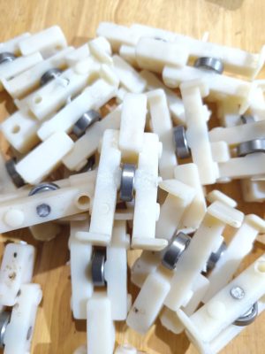 Phụ Kiện Cửa Kéo – Bánh Xe Bạc Đạn Chân Bền, Êm, Chịu Lực Tốt